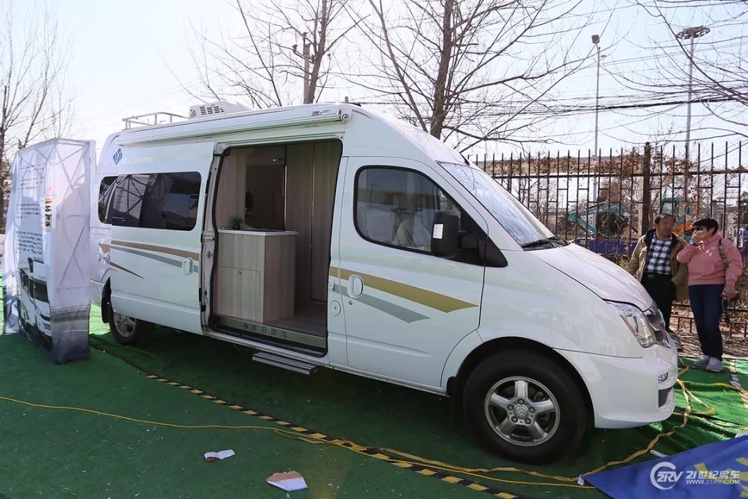 瑞弗房车FT800福特小额头c型房车带航空座椅6座版商务旅居